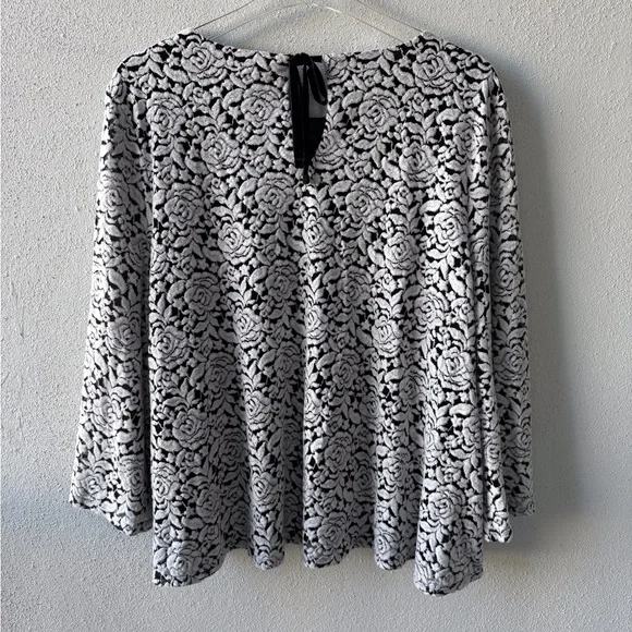 Chicos XLP or 3 Black White Floral Jacquard Burnout Top Bell Sleeves Scoop Neck - Picture 5 of 14